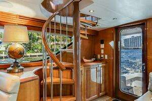 2005 Hatteras Enclosed Bridge thumbnail 10