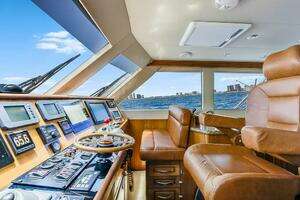 2005 Hatteras Enclosed Bridge thumbnail 18