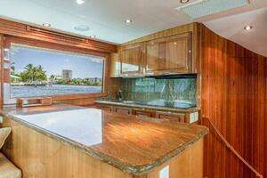 2005 Hatteras Enclosed Bridge thumbnail 13