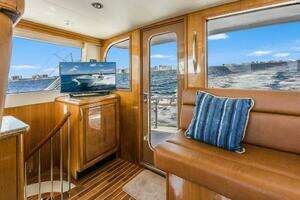 2005 Hatteras Enclosed Bridge thumbnail 16