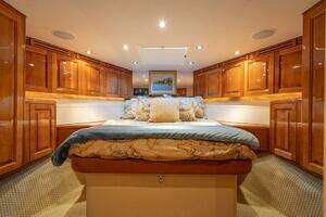 2005 Hatteras Enclosed Bridge thumbnail 23