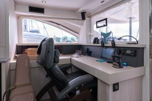 Leopard 58 navigation table