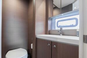 Catamaran Bali 4.8 guest head