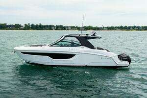 2021 Cruisers Yachts thumbnail 12