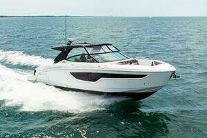 2021 Cruisers Yachts thumbnail 9