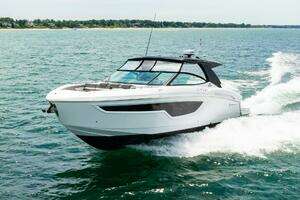 2021 Cruisers Yachts thumbnail 6