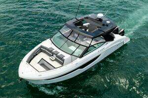2021 Cruisers Yachts thumbnail 14