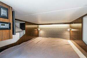 2021 Cruisers Yachts thumbnail 34