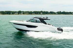 2021 Cruisers Yachts thumbnail 1