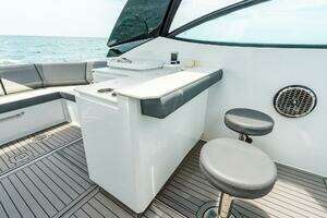 2021 Cruisers Yachts thumbnail 22