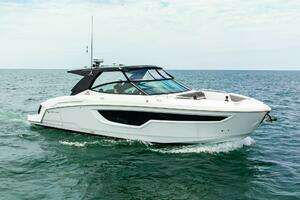 2021 Cruisers Yachts thumbnail 3
