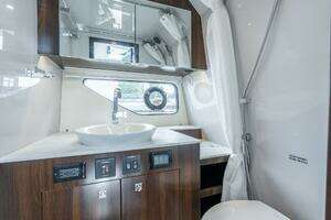 2021 Cruisers Yachts thumbnail 43