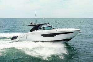 2021 Cruisers Yachts thumbnail 8