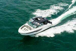 2021 Cruisers Yachts thumbnail 2