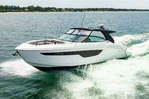 2021 Cruisers Yachts thumbnail 7