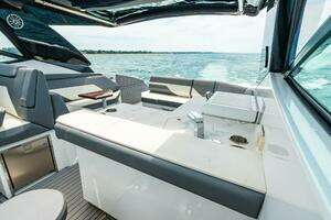 2021 Cruisers Yachts thumbnail 23