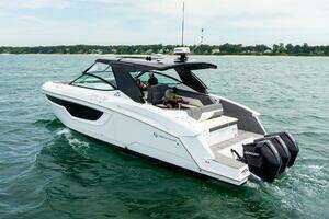 2021 Cruisers Yachts thumbnail 11