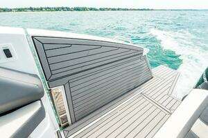 2021 Cruisers Yachts thumbnail 25
