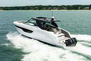 2021 Cruisers Yachts thumbnail 4