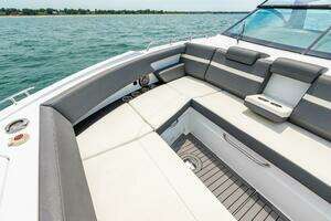 2021 Cruisers Yachts thumbnail 40