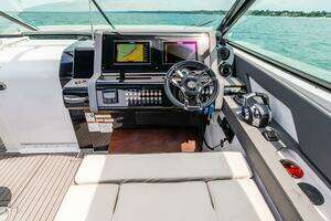 2021 Cruisers Yachts thumbnail 26