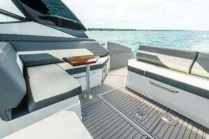 2021 Cruisers Yachts thumbnail 24