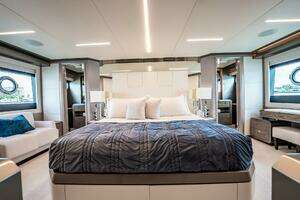 2021 Ocean Alexander 27 Explorer thumbnail 32