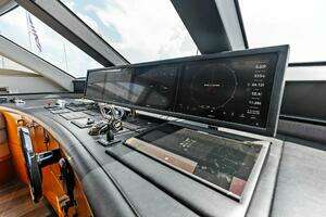 2006 Lazzara Yachts 84 Skylounge thumbnail 20