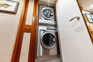 2006 Lazzara Yachts 84 Skylounge thumbnail 48