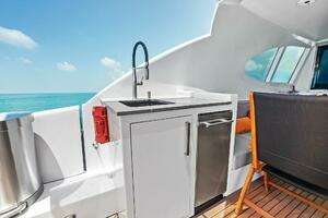 2006 Lazzara Yachts 84 Skylounge thumbnail 39
