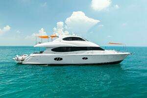 2006 Lazzara Yachts 84 Skylounge thumbnail 1