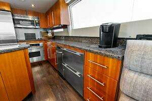 2006 Lazzara Yachts 84 Skylounge thumbnail 34