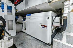 2006 Lazzara Yachts 84 Skylounge thumbnail 86