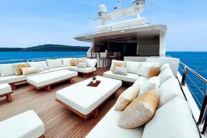 The New Horizon FD90 Split-Use Skylounge Hull 34