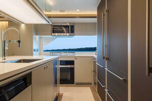 The New Horizon FD90 Split-Use Skylounge Hull 34
