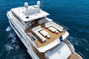 The New Horizon FD90 Split-Use Skylounge Hull 34