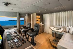 The New Horizon FD90 Split-Use Skylounge Hull 34