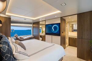 The New Horizon FD90 Split-Use Skylounge Hull 34