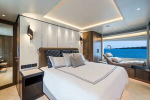 The New Horizon FD90 Split-Use Skylounge Hull 34