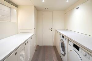 The New Horizon FD90 Split-Use Skylounge Hull 34