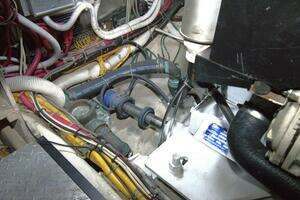 2005 Carver 444 Cockpit Motor Yacht thumbnail 48