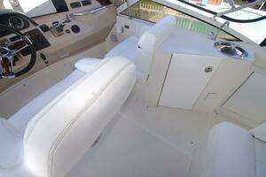 2005 Carver 444 Cockpit Motor Yacht thumbnail 19