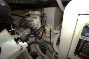 2005 Carver 444 Cockpit Motor Yacht thumbnail 57