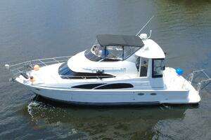 2005 Carver 444 Cockpit Motor Yacht thumbnail 6