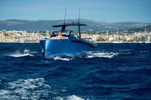 YACHTS V10 T-Top