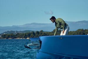 YACHTS V10 T-Top