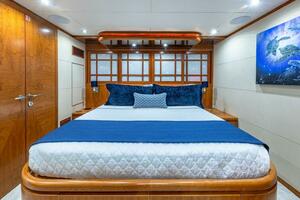 VIP Looking Outboard