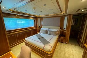 Starboard Guest Aft Queen