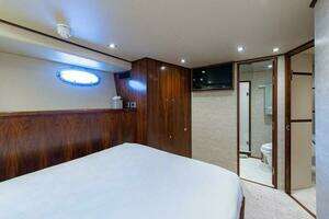 2018 Viking Enclosed Flybridge thumbnail 39