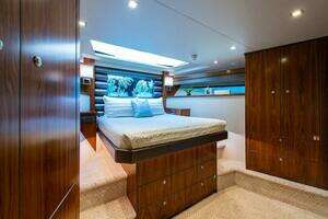 2018 Viking Enclosed Flybridge thumbnail 29
